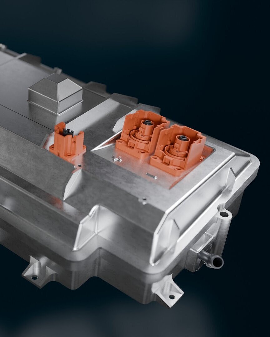 Metallgehäuse eines Hochvolt-DCDC-Wandlers mit mehreren elektrischen Anschlüssen.