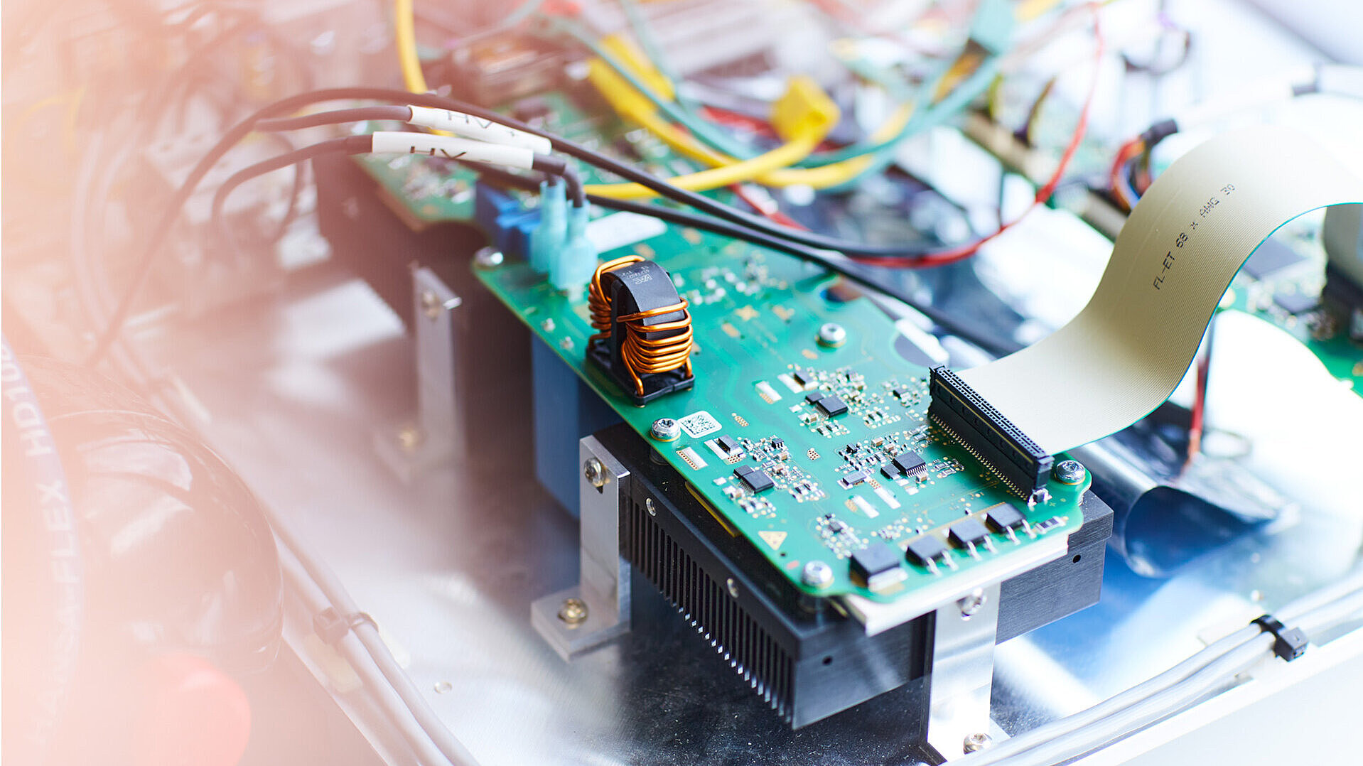 Elektronische Leiterplatte eines Entwicklungs- und Testsystems von Silver Atena mit angeschlossenen Kabeln und Komponenten.