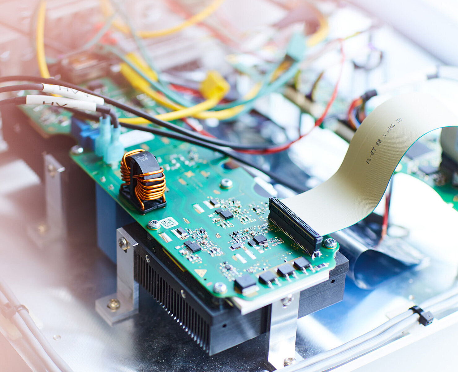 Elektronische Leiterplatte eines Entwicklungs- und Testsystems von Silver Atena mit angeschlossenen Kabeln und Komponenten.