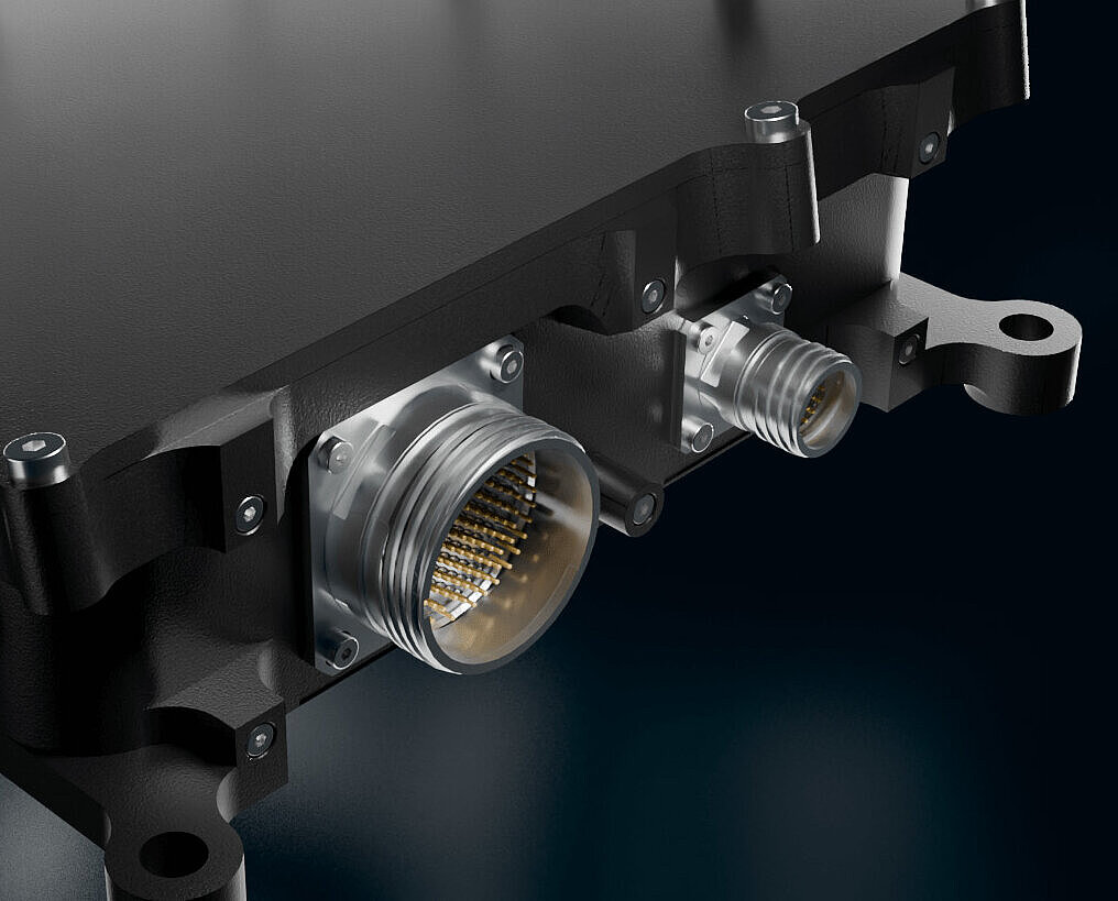 Detail des Silver Atena Flight Control Computers mit Luftfahrt-Steckverbindern im robusten Gehäuse.