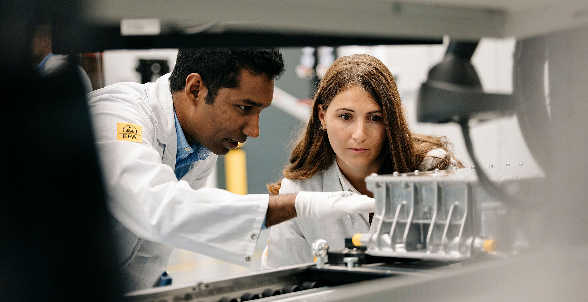 Ingenieure von Silver Atena analysieren ein technisches System während der Entwicklung im Labor.