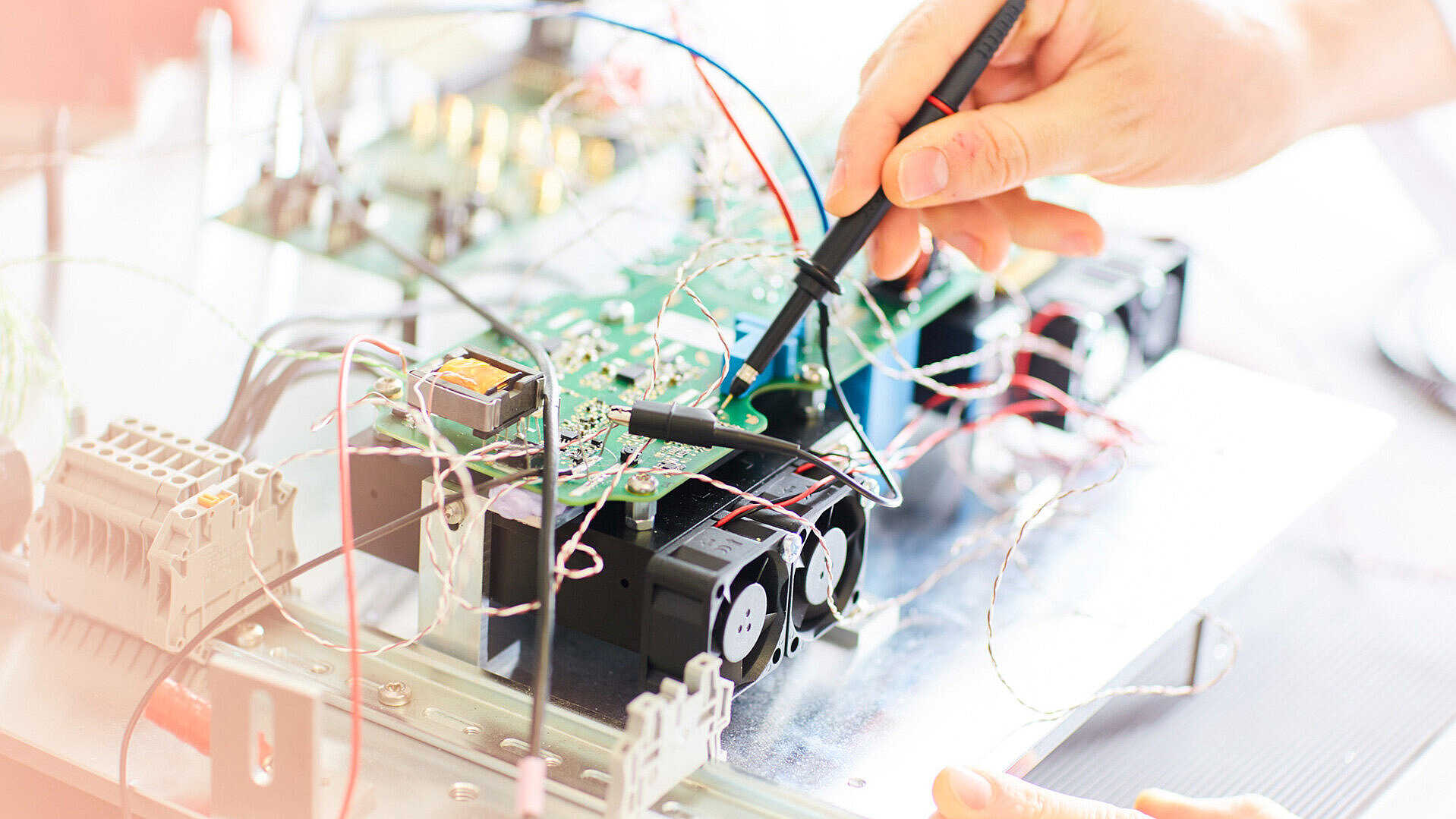 Messung an einer elektronischen Leiterplatte im Labor für Leistungselektronik.