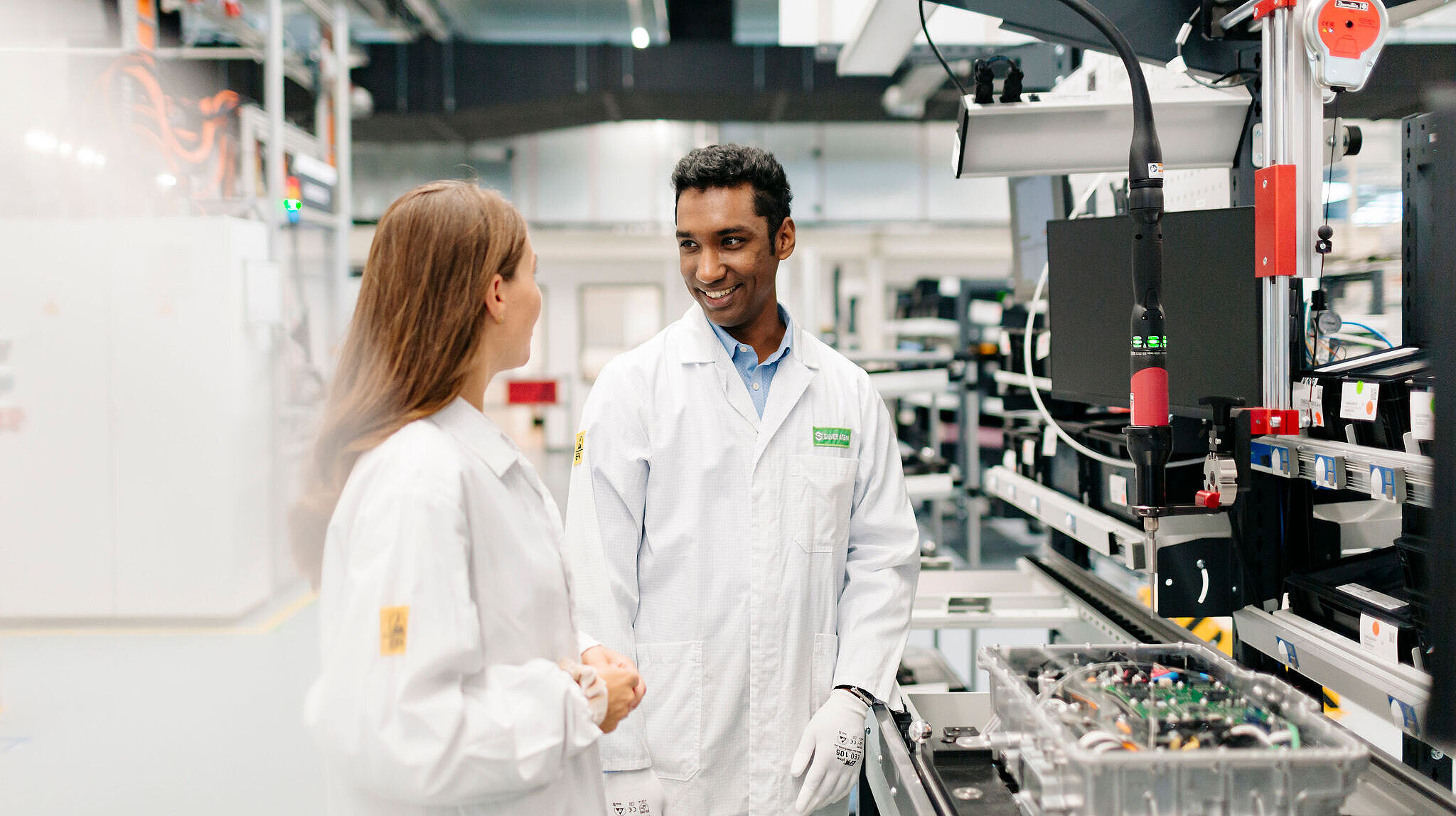 Ingenieure von Silver Atena überprüfen ein elektronisches System während der Montage und Qualitätssicherung.