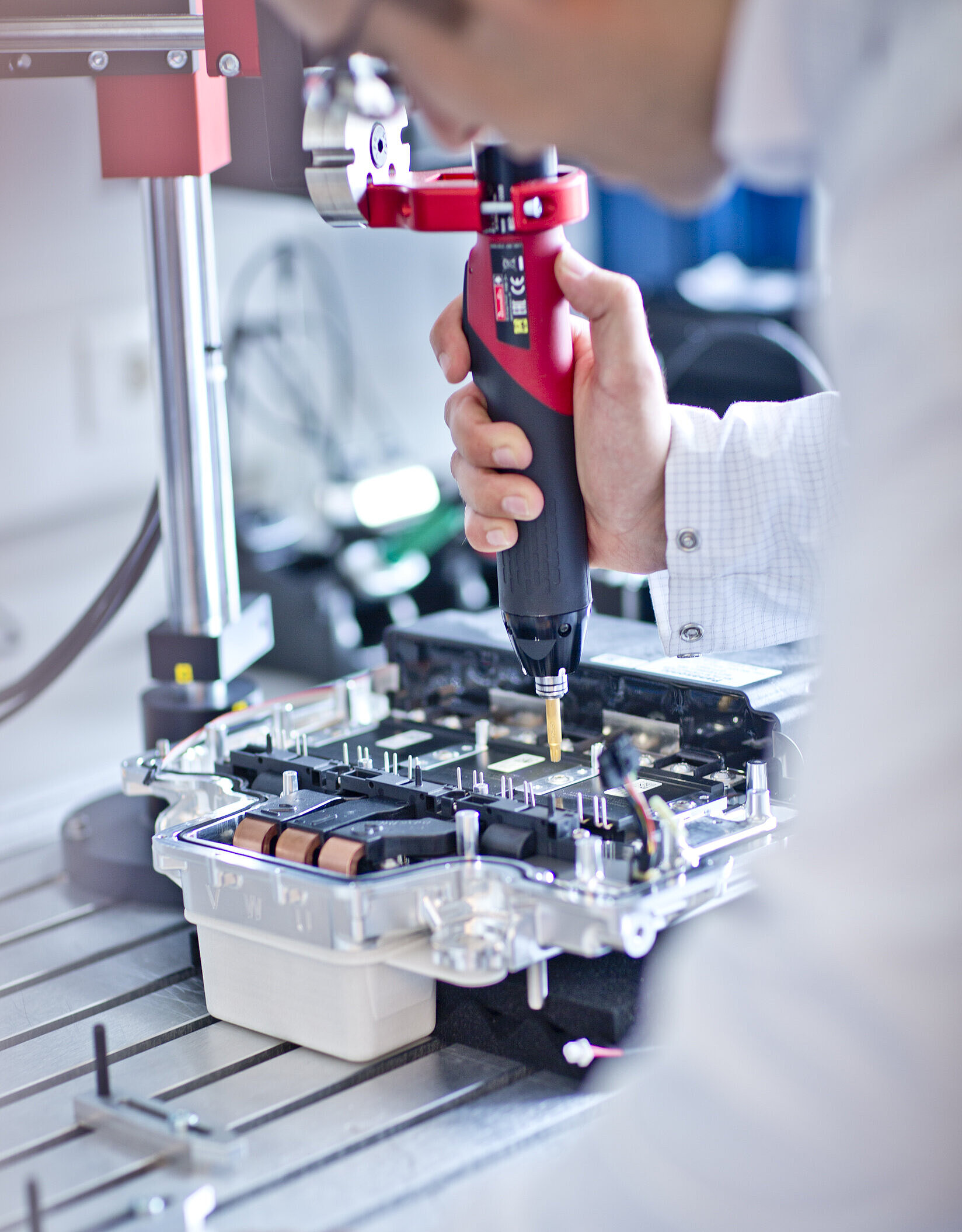 Elektrisches Schraubwerkzeug bei der Montage einer elektronischen Baugruppe.