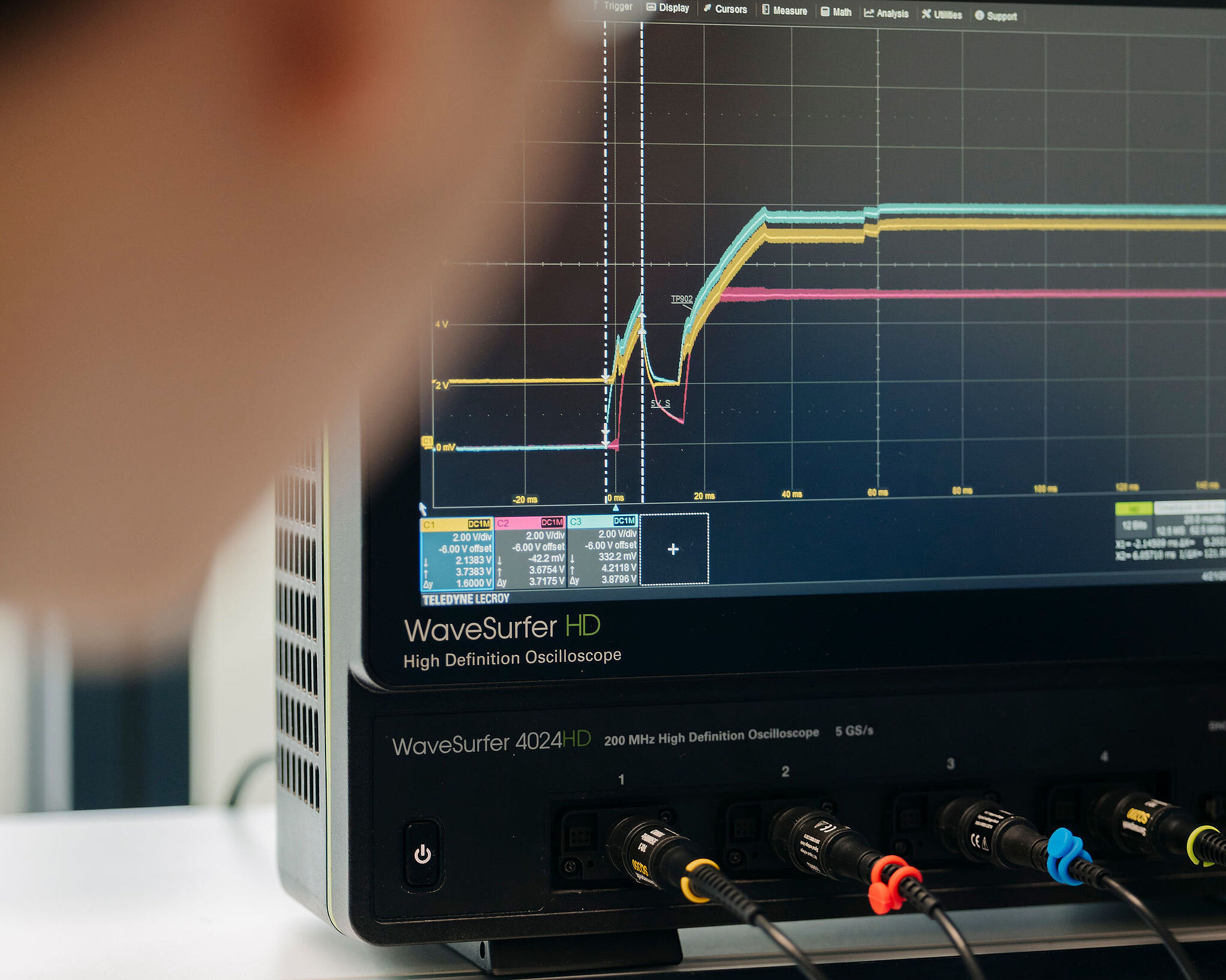 Oszilloskop mit aufgezeichneten Signalverläufen zur Analyse des elektrischen und zeitlichen Verhaltens elektronischer Systeme.