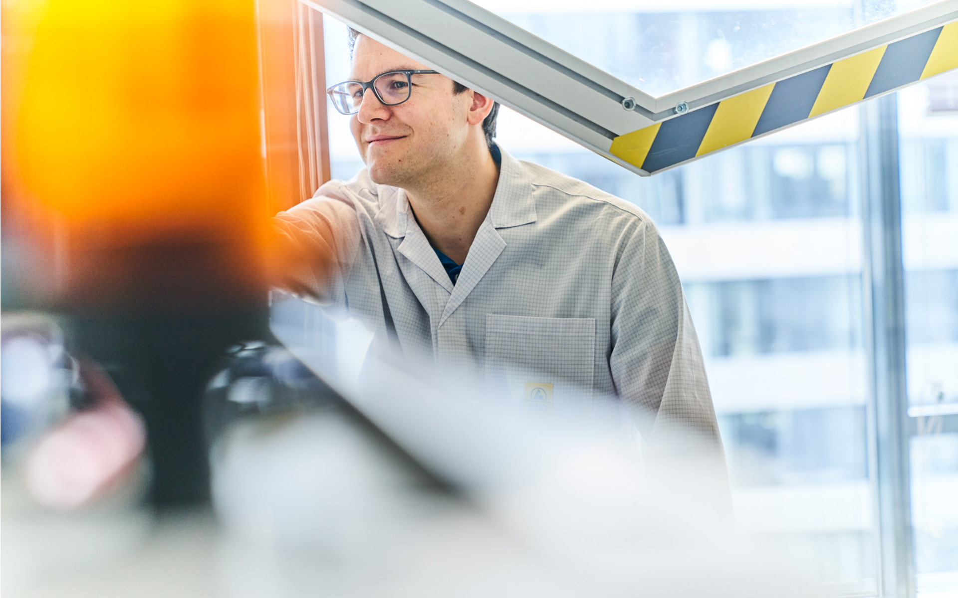 Mitarbeiter von Silver Atena arbeitet an einem technischen Prüfstand im Labor.