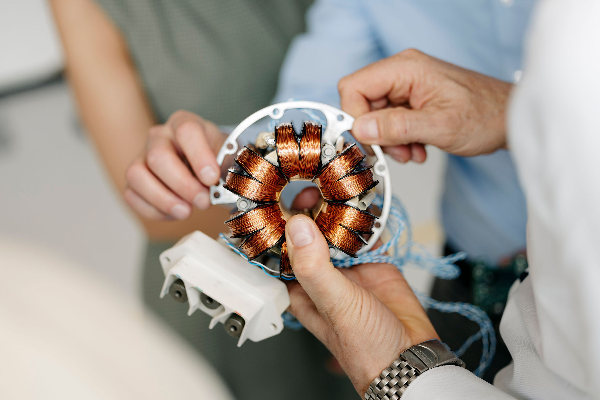 Detailaufnahme eines Elektromotor-Stators mit ringförmig angeordneten Kupferwicklungen bei der gemeinsamen technischen Begutachtung.