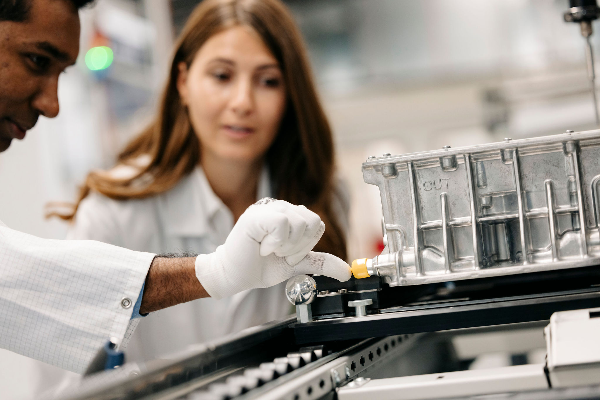 Detailaufnahme einer elektronischen Baugruppe während der Vorbereitung eines mechanischen Prüfversuchs.