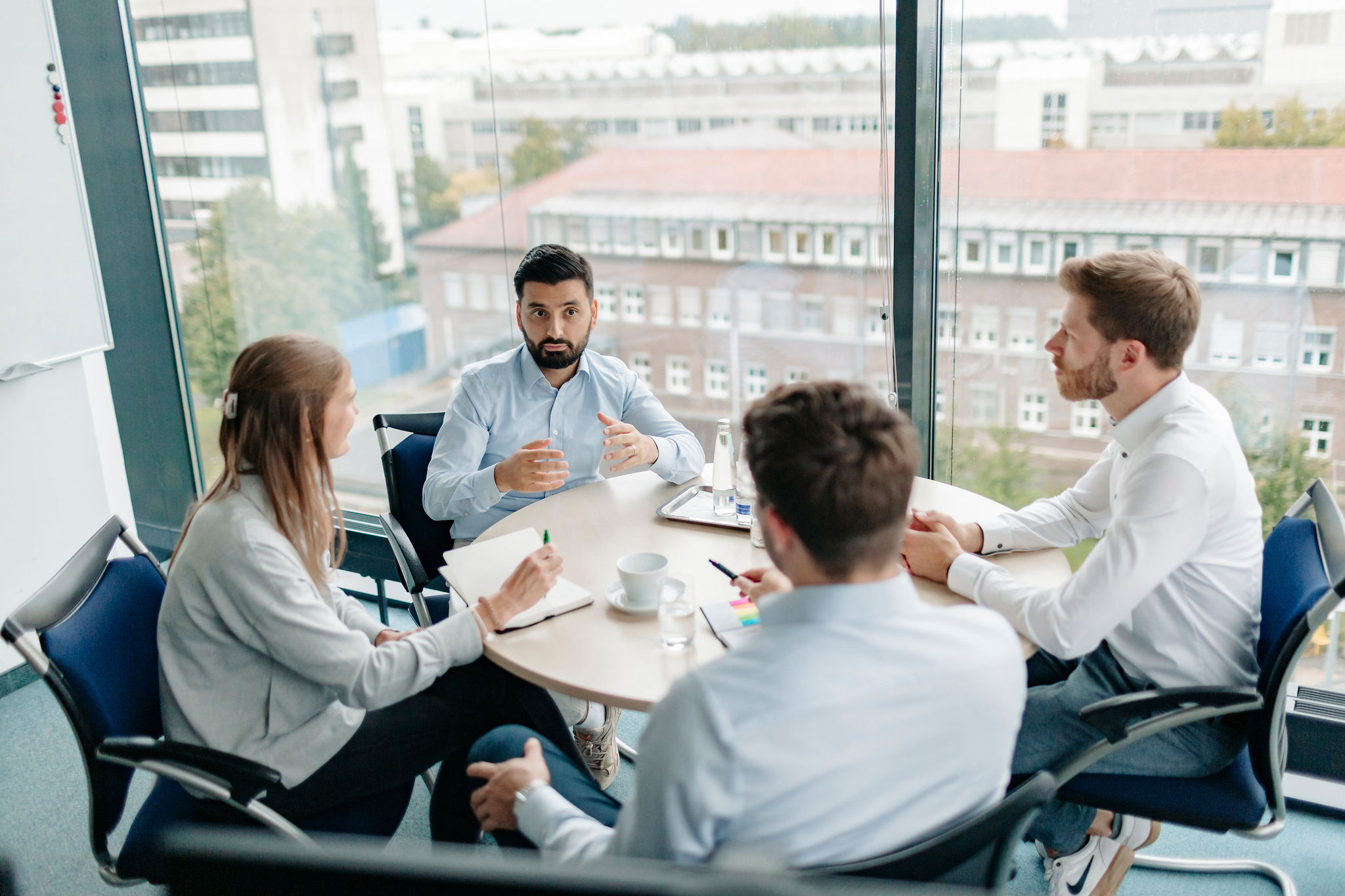 Projektteam von Silver Atena bespricht technische Anforderungen in einem Meeting.