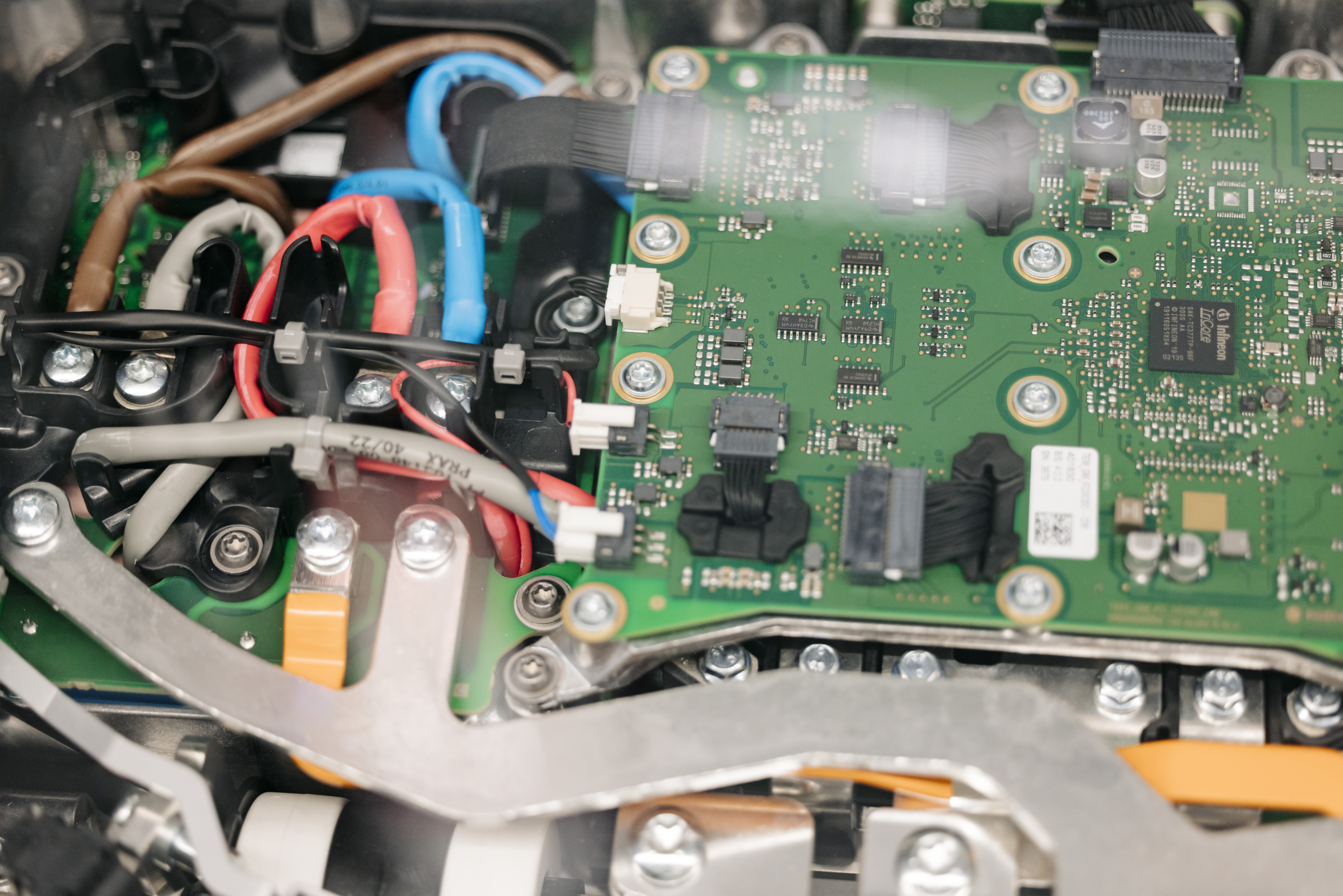 Elektronische Leiterplatte eines Systems von Silver Atena mit Komponenten und Verkabelung.