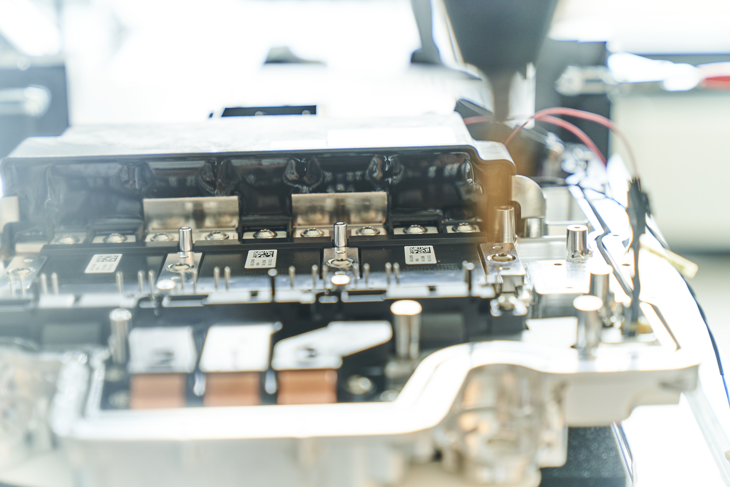 Detailansicht einer elektronischen Baugruppe mit Kontakten und Gehäusestruktur.